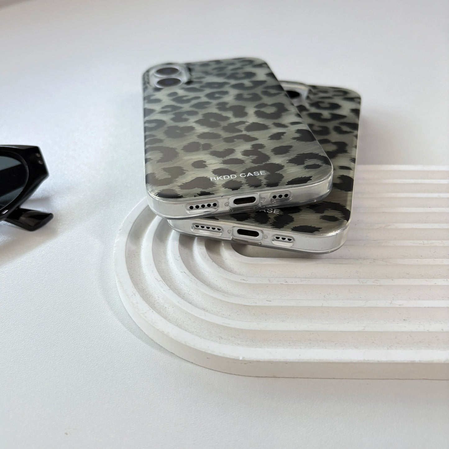 Fashion Chic Matte Grayish-Green Leopard Print Hawksbill Turtle Protective Phone Case Suitable for iPhone 13 14 15 16 Pro Max