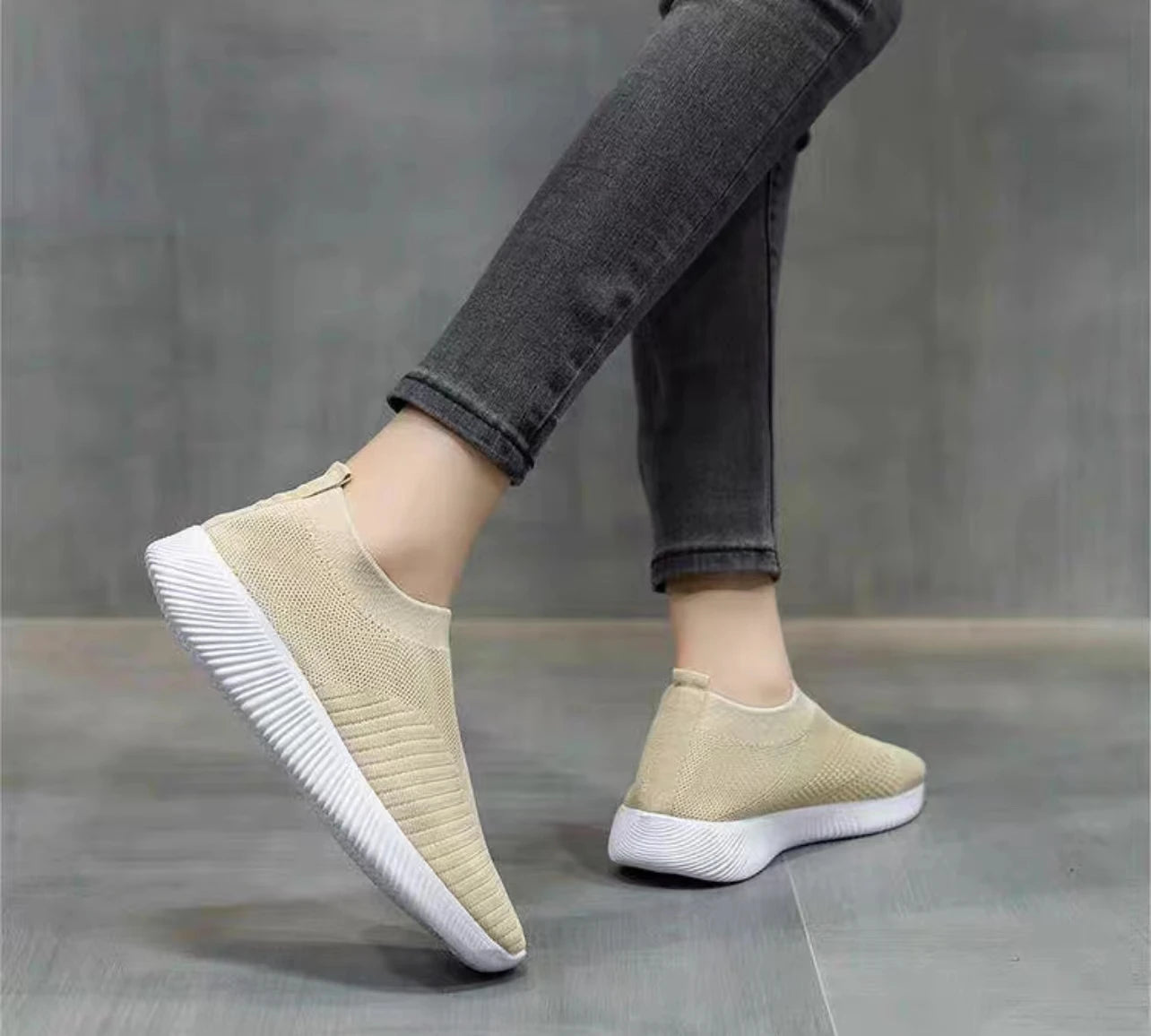 Ladies Casual Shoes Lightweight Comfortable Outdoor Walking Shoes Solid Color Soft Sole Slip-On Flats Sneaker Shoes For Women