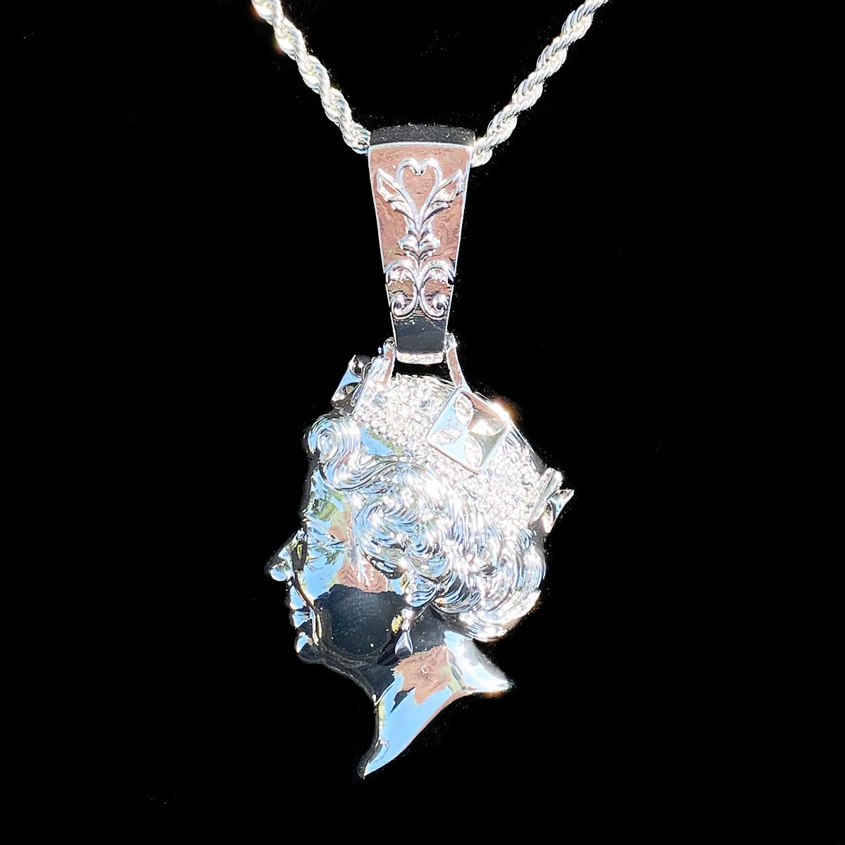 Aokaishen Iced Out United kingdom Queen Head Necklace Pendant  for Men Real Gold Plated 5A Cubic Zirconia Hip Hop Jewelry