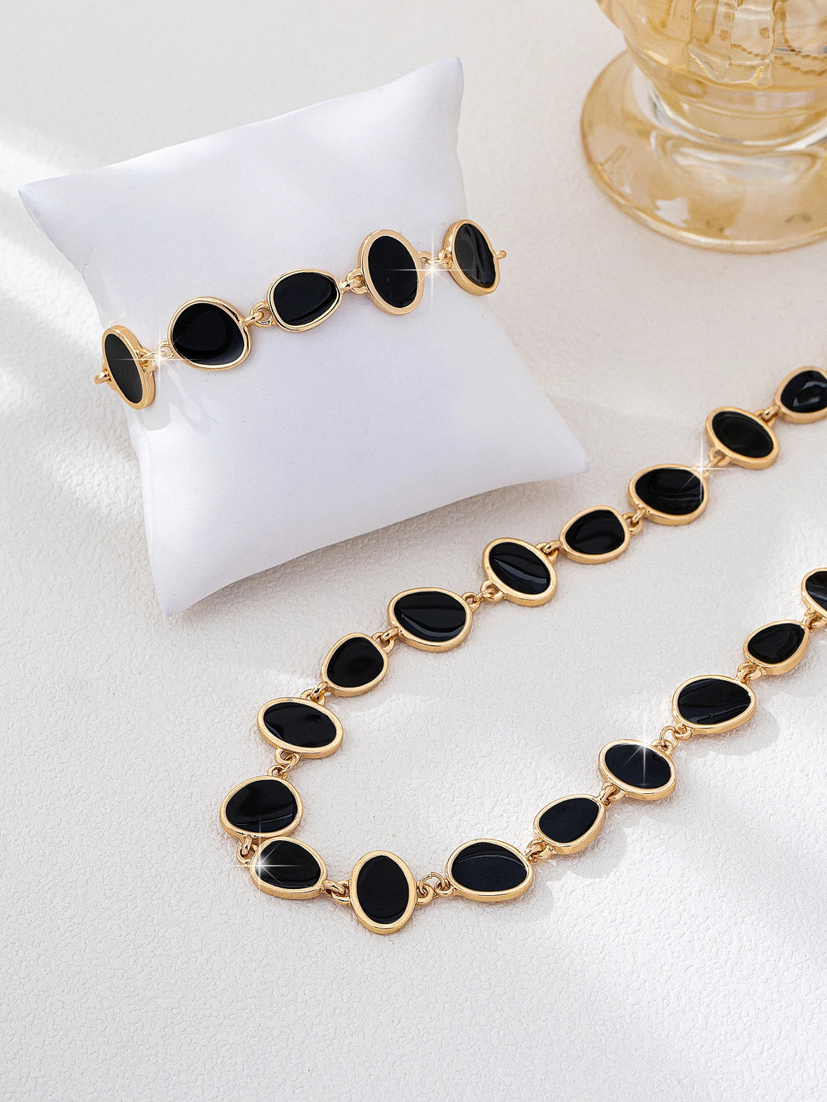 A Set of Trendy, Light Luxury, Casual, Stylish, Elegant and Versatile Women's Necklace and Bracelet Set