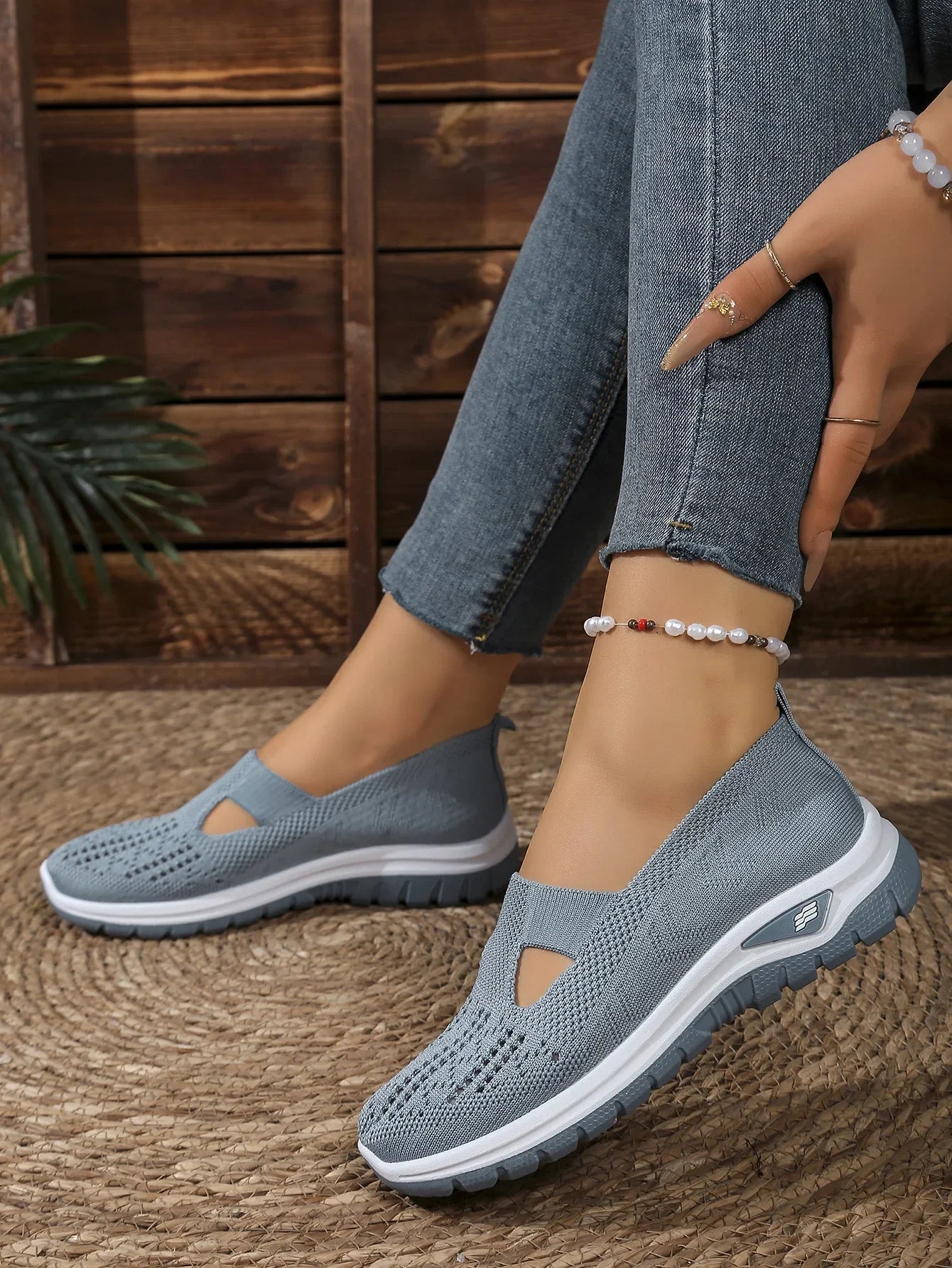 Women's Casual Sports Shoes with Breathable Mesh, Fashionable and Versatile, Soft Soles, Comfortable and Casual 2026 New