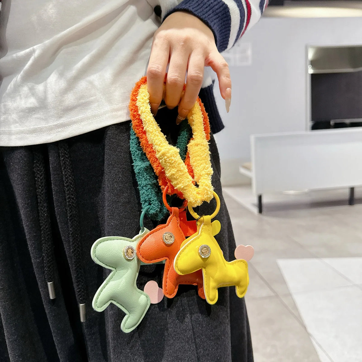 Autumn And Winter Plush Mobile Phone Lanyard, Short Wrist Strap, Fashionable Leather Decoration, Universal Pendant，Phone Charm