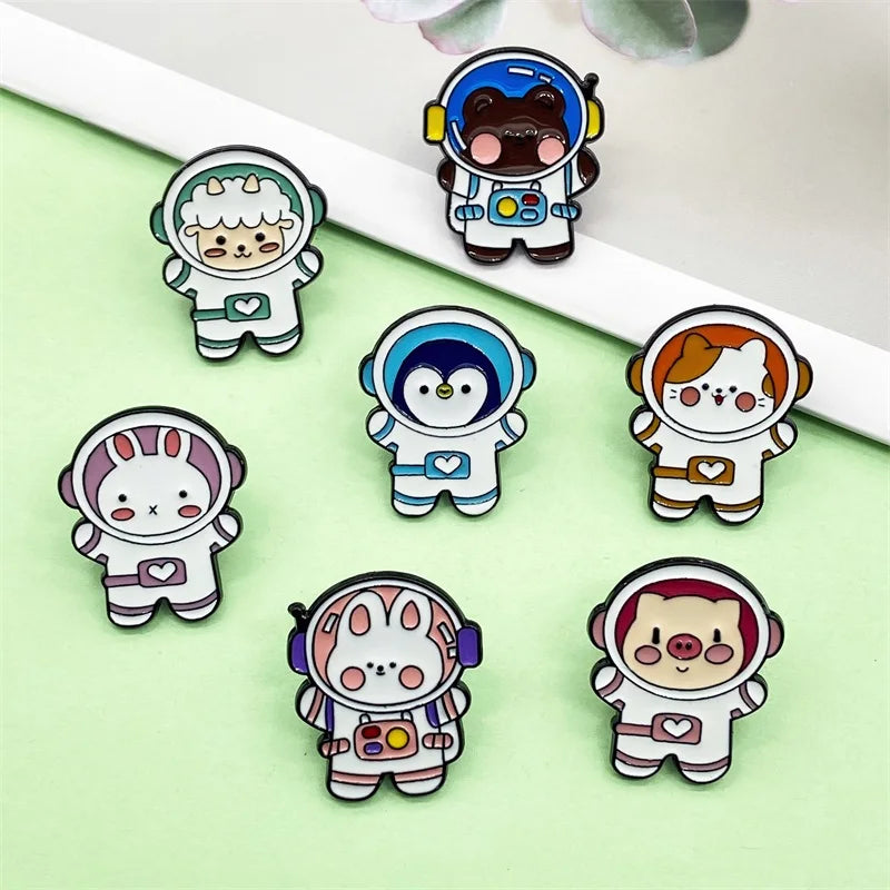 Astronaut Spaceman Cartoon Small Animal Metal Enamel Brooch Retro Fashion Cute Rabbit Sheep Pig Penguin Badge Pin Jewelry Gift