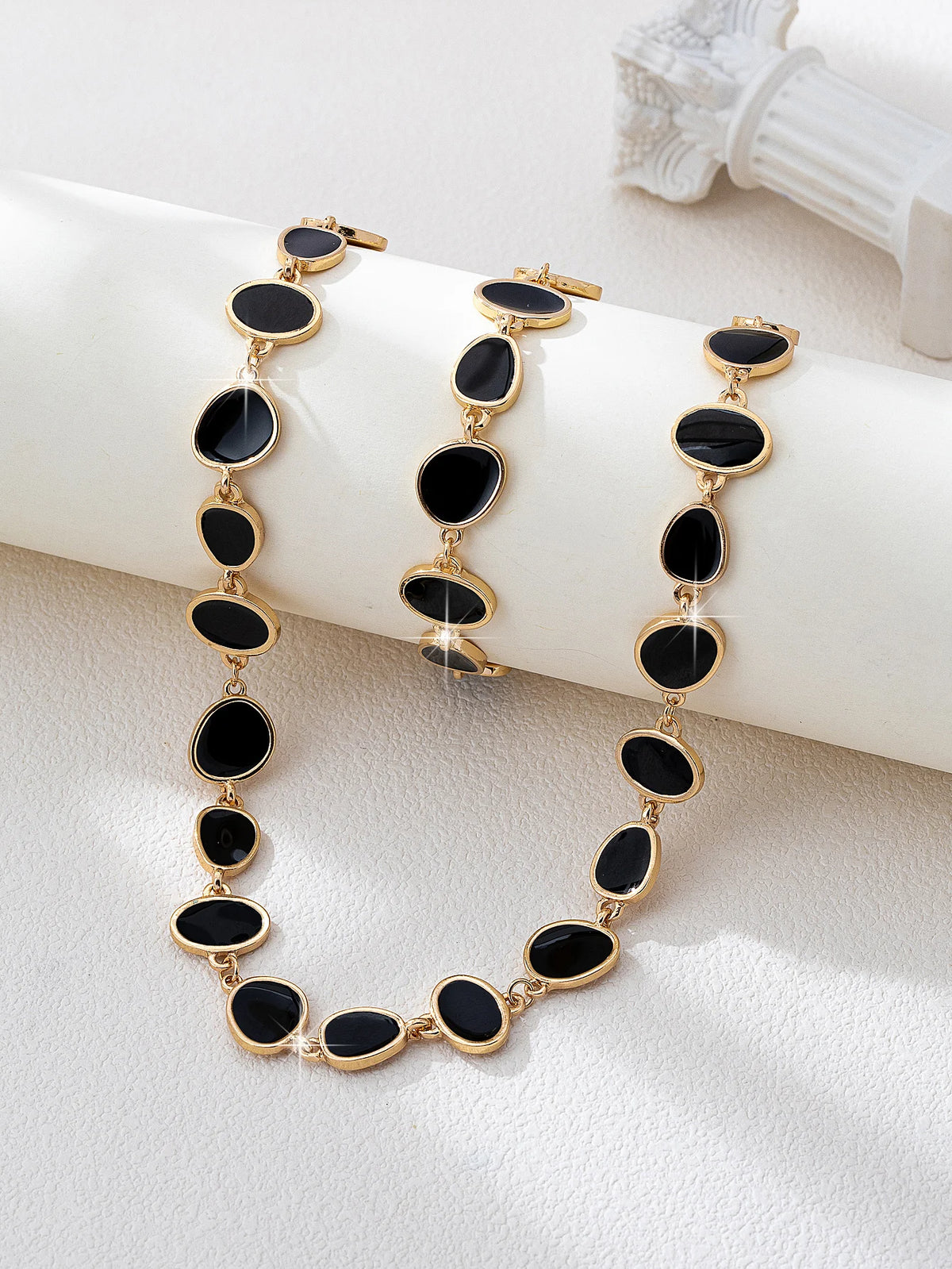 A Set of Trendy, Light Luxury, Casual, Stylish, Elegant and Versatile Women's Necklace and Bracelet Set