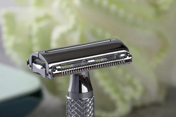 Yaqi Monarch Chrome Color Safety Razor 0.90mm Blade Gap 85MM Handle Length And 13.5MM Diameter For Mens Precise Shave Experience
