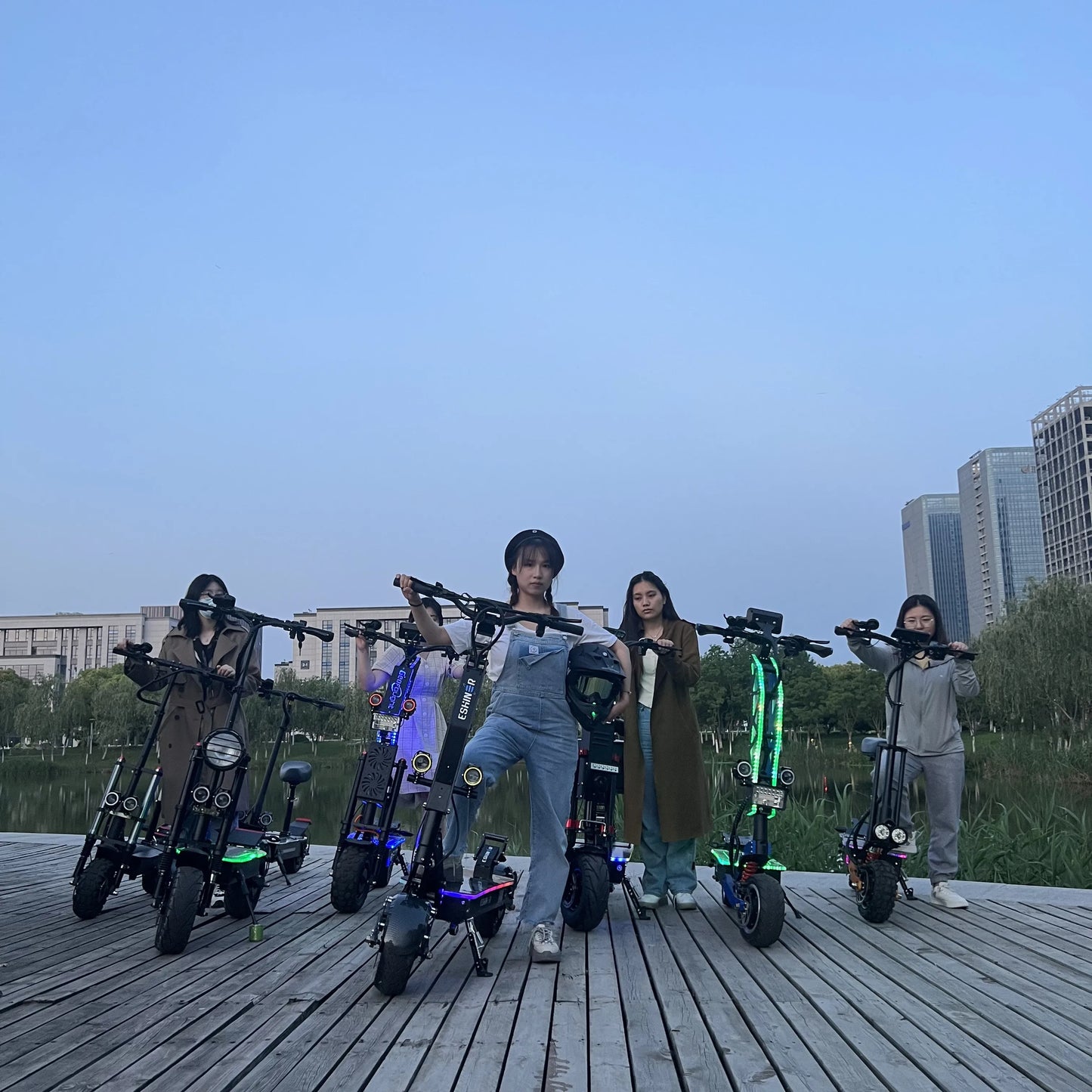 Racing Electric Scooter 72v 15000w QS Motor 16inch Tyre Fast Speed 110-140KMH Battery 50-60ah Range 120-180KM Electric Scooter