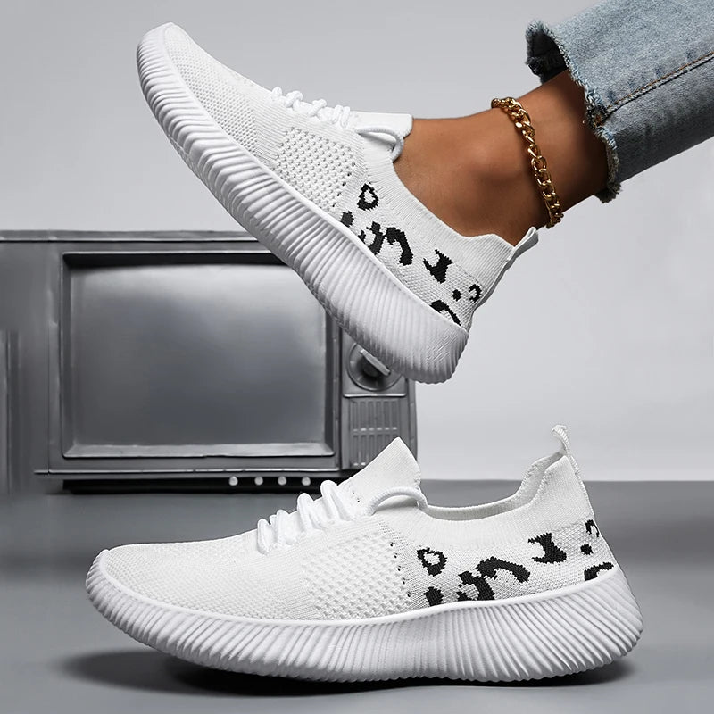 Ladies Casual Shoes Lightweight Comfortable Outdoor Walking Shoes Solid Color Soft Sole Slip-On Flats Sneaker Shoes For Women