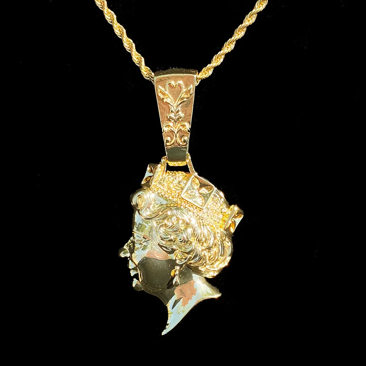 Aokaishen Iced Out United kingdom Queen Head Necklace Pendant  for Men Real Gold Plated 5A Cubic Zirconia Hip Hop Jewelry