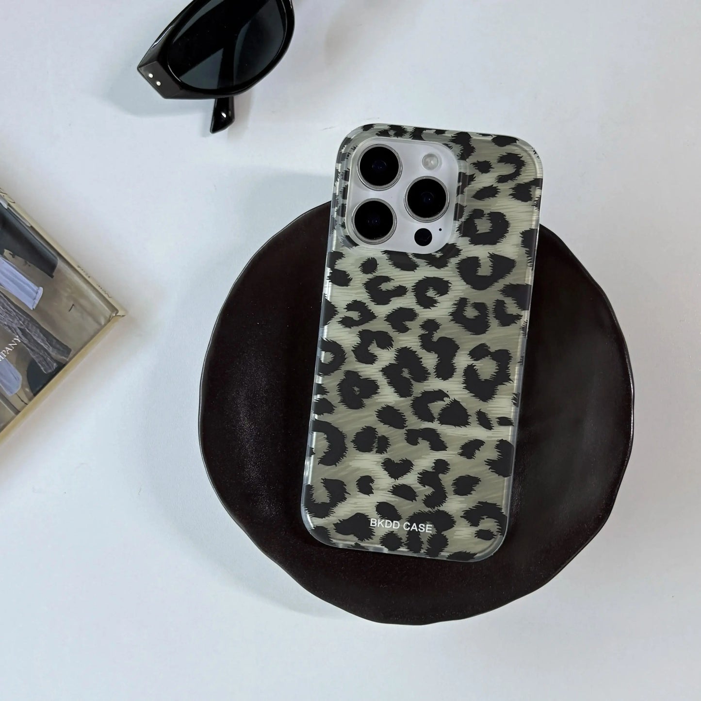 Fashion Chic Matte Grayish-Green Leopard Print Hawksbill Turtle Protective Phone Case Suitable for iPhone 13 14 15 16 Pro Max