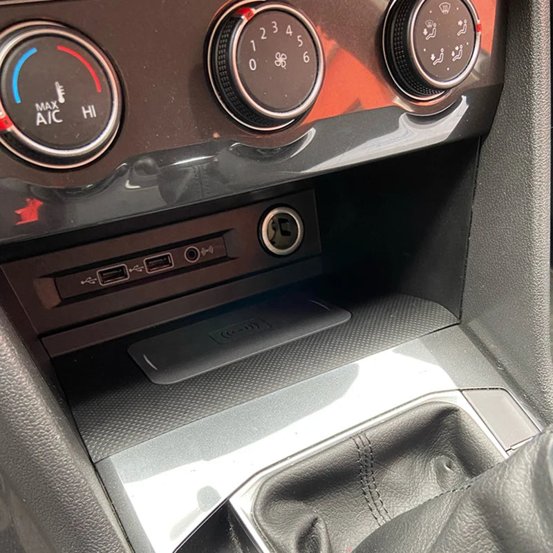 Car wireless charger mobile phone charger fast charging holder charging pad for VW Tiguan MK2 Tiguan Allspace Tharu 2017-2021