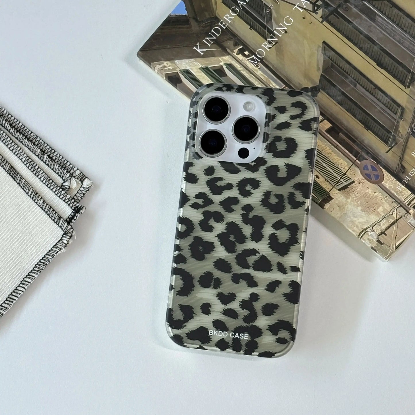 Fashion Chic Matte Grayish-Green Leopard Print Hawksbill Turtle Protective Phone Case Suitable for iPhone 13 14 15 16 Pro Max