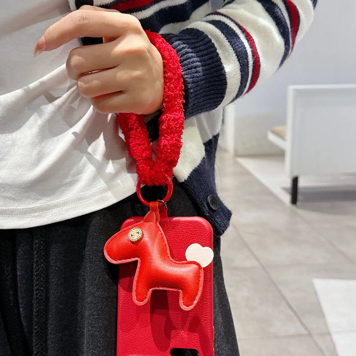 Autumn And Winter Plush Mobile Phone Lanyard, Short Wrist Strap, Fashionable Leather Decoration, Universal Pendant，Phone Charm