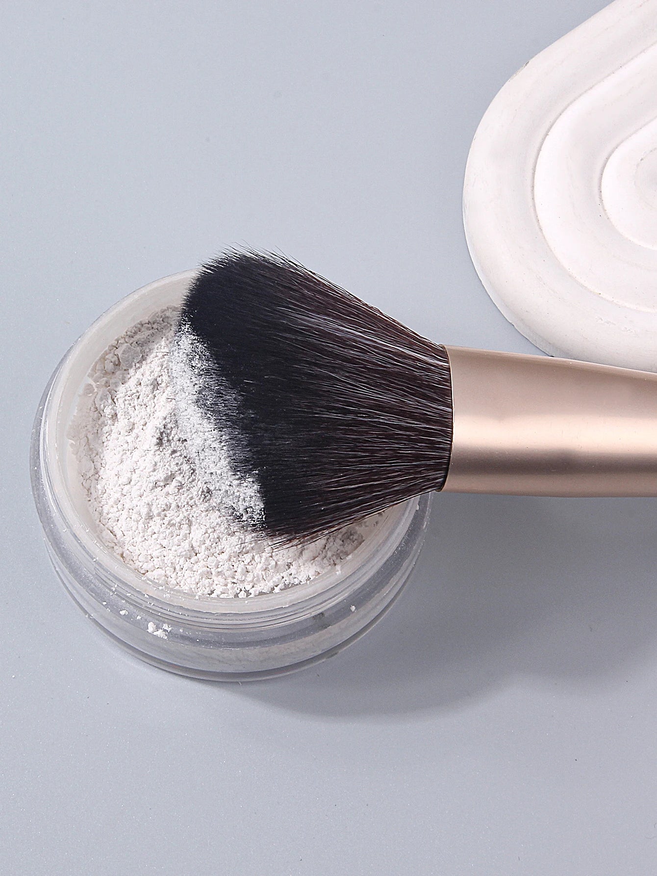 1 piece of high-quality, soft, angled makeup brush, blush, powder and contouring multi-functional facial beauty tool