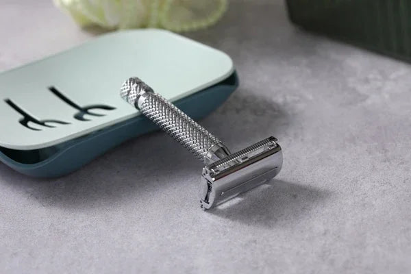 Yaqi Monarch Chrome Color Safety Razor 0.90mm Blade Gap 85MM Handle Length And 13.5MM Diameter For Mens Precise Shave Experience