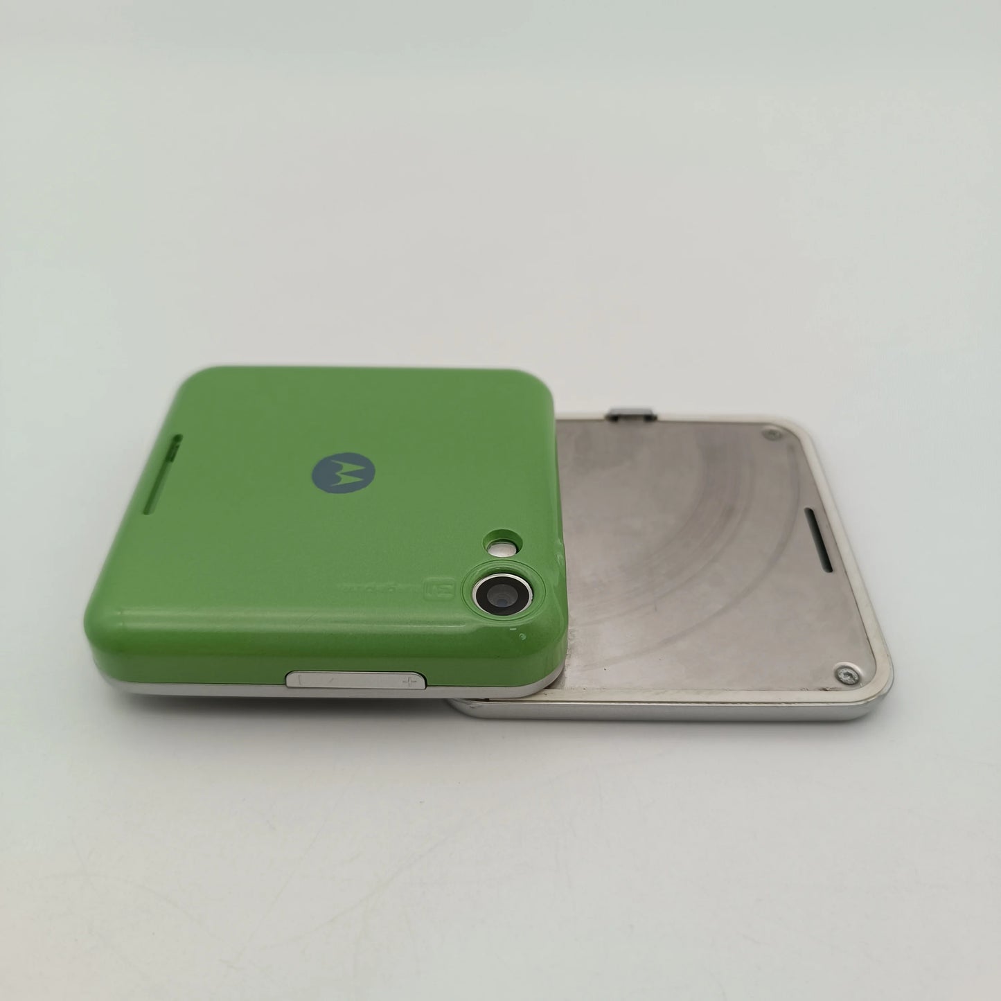 Original Motorola FlipOut MB511 Unlocked Refurbished Mobile Phone GSM 850 / 900 / 1800 / 1900 Good Quality Only Support English