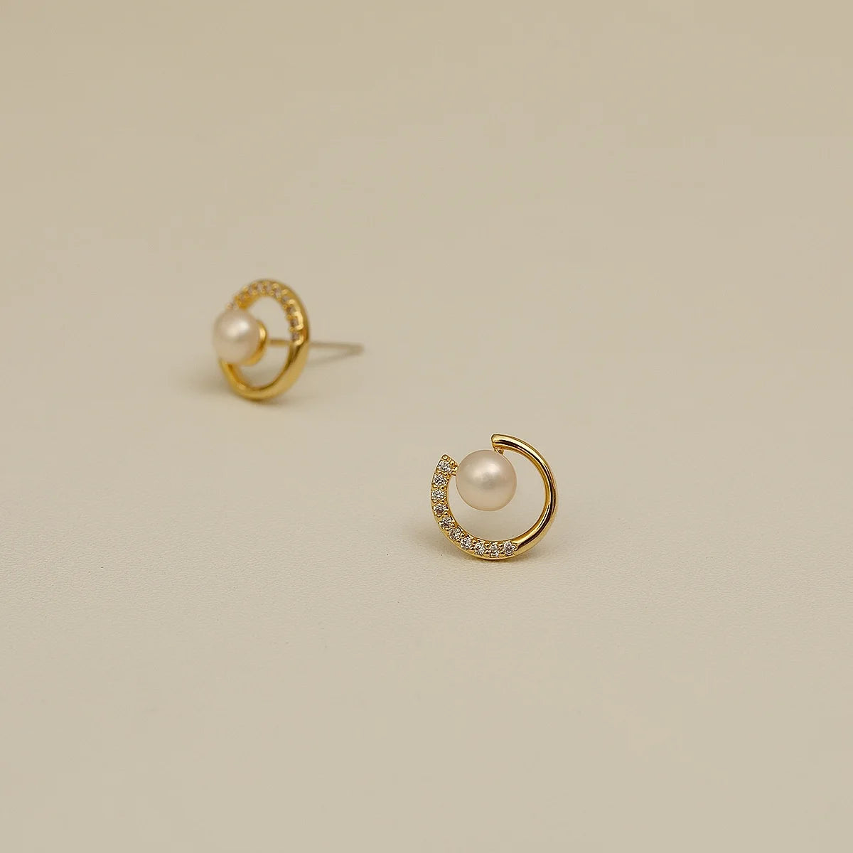 New Korean style trendy earrings; super shiny stud earrings; simple and stylish drop earrings