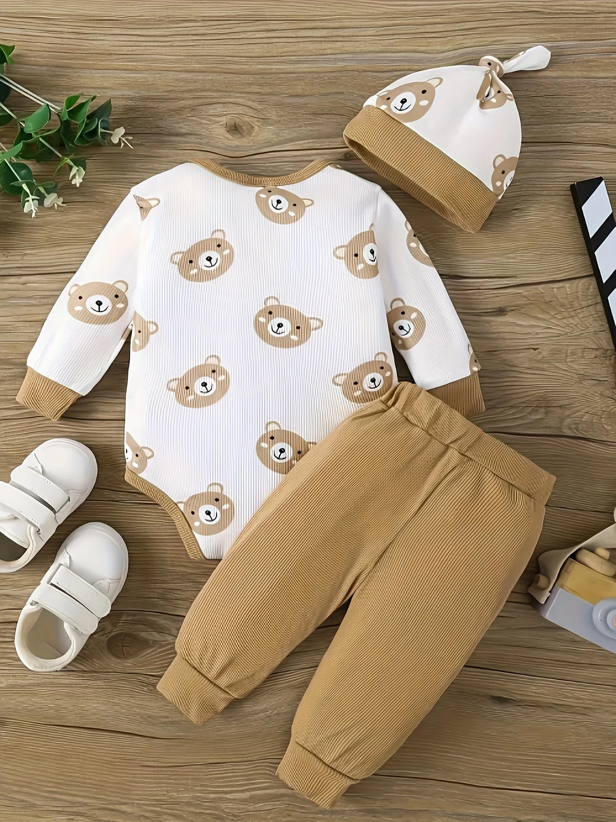 Baby boy baby cute little bear print set triangle jumpsuit+pants+hat three piece set for autumn and winter