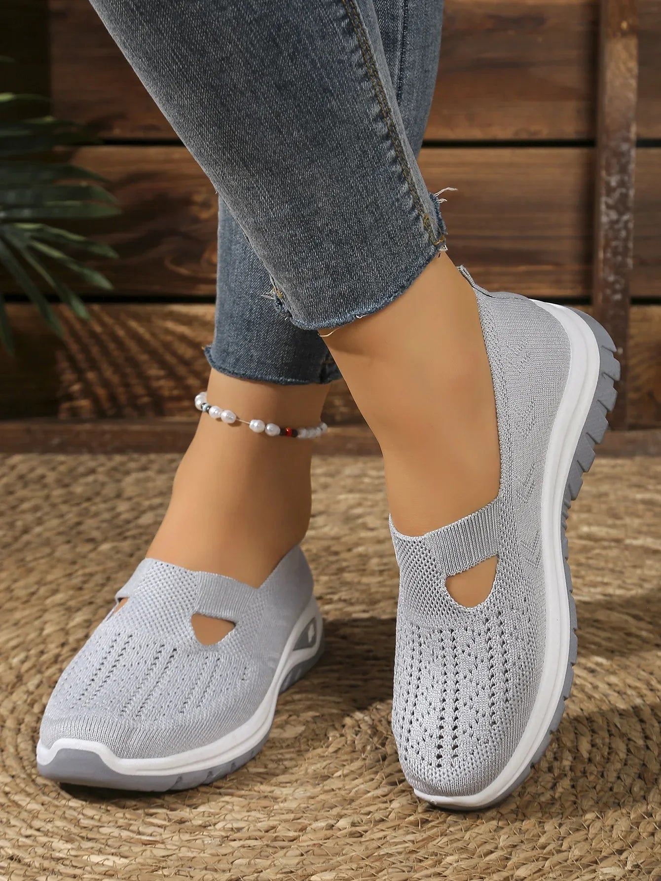 Women's Casual Sports Shoes with Breathable Mesh, Fashionable and Versatile, Soft Soles, Comfortable and Casual 2026 New