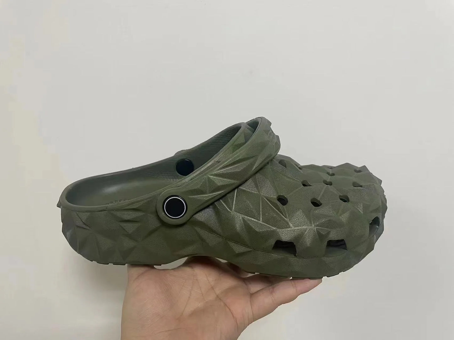 Men's Perforated Sandals, Comfortable, Lightweight, Non-Slip Garden Slippers, Versatile Beach Shoes for All Seasons