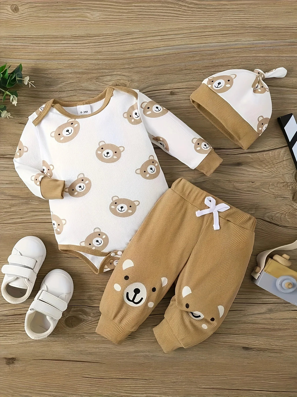 Baby boy baby cute little bear print set triangle jumpsuit+pants+hat three piece set for autumn and winter