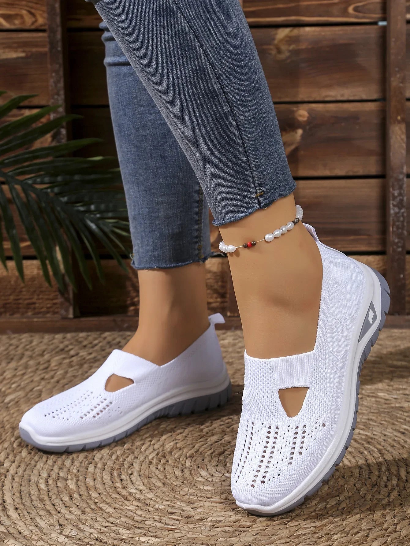 Women's Casual Sports Shoes with Breathable Mesh, Fashionable and Versatile, Soft Soles, Comfortable and Casual 2026 New