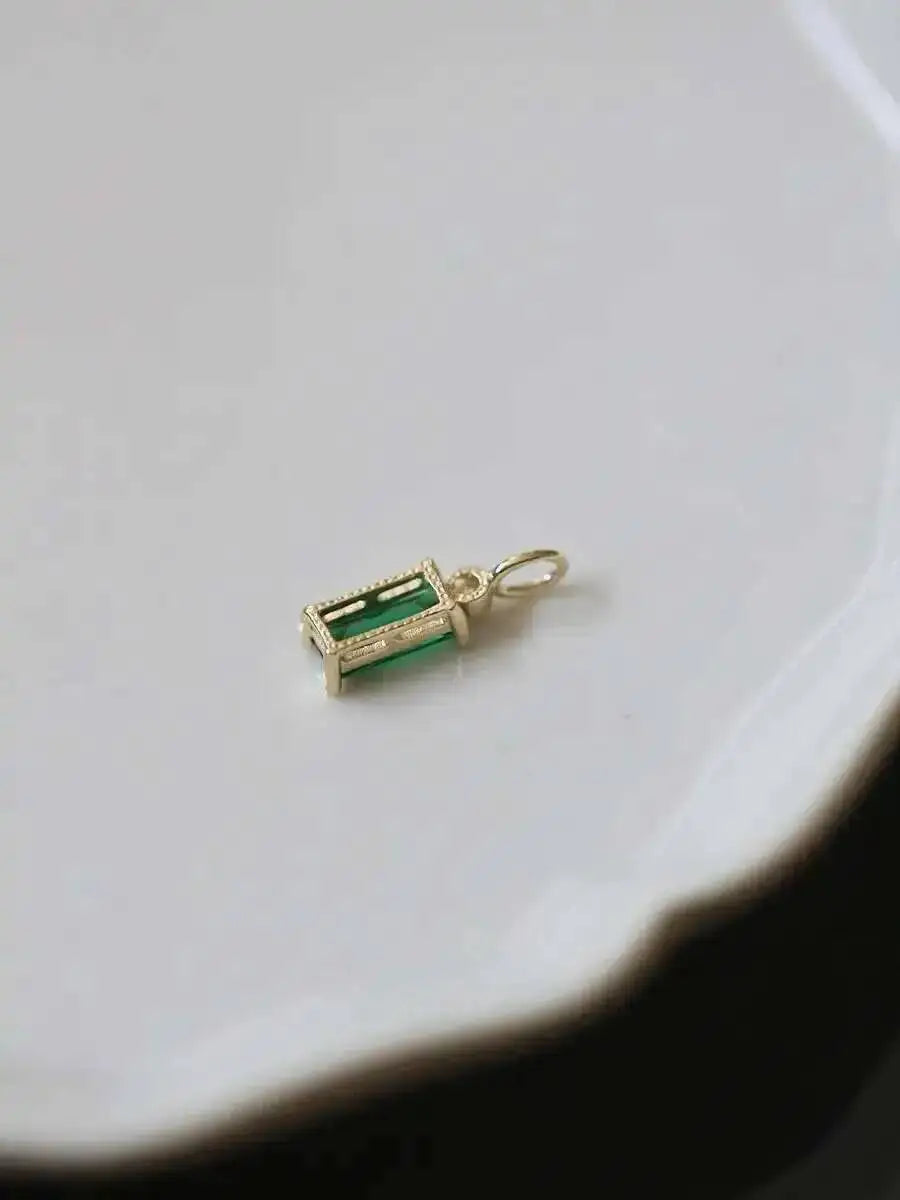 GOLDtutu Pure 9K Gold Necklace Pendant for Grandmother Green Rectangular Diamond, Mini Temperament Retro, kj450