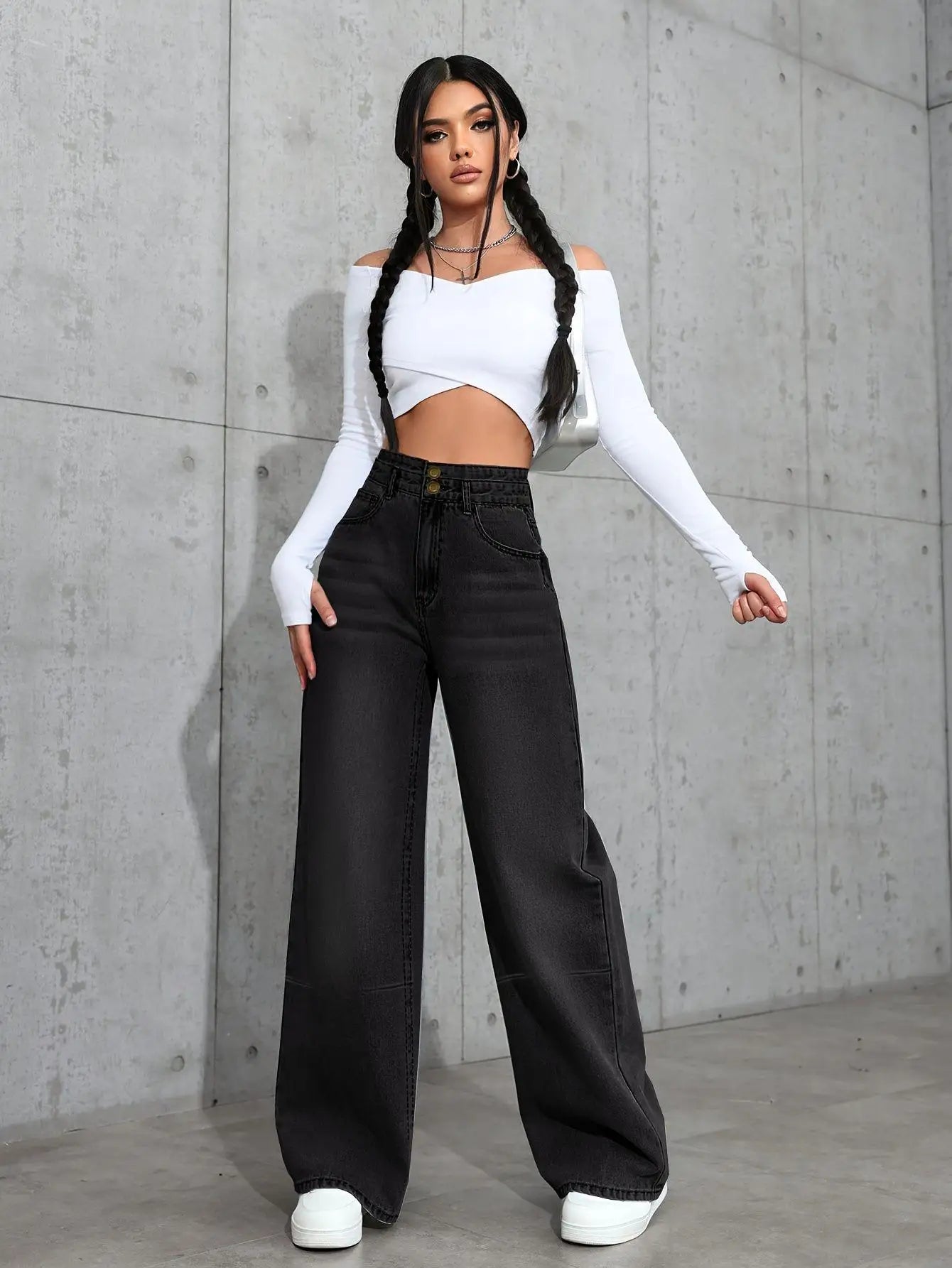 Women's straight jeans are casual in style with a comfortable fit with pockets, perfect for casual wear